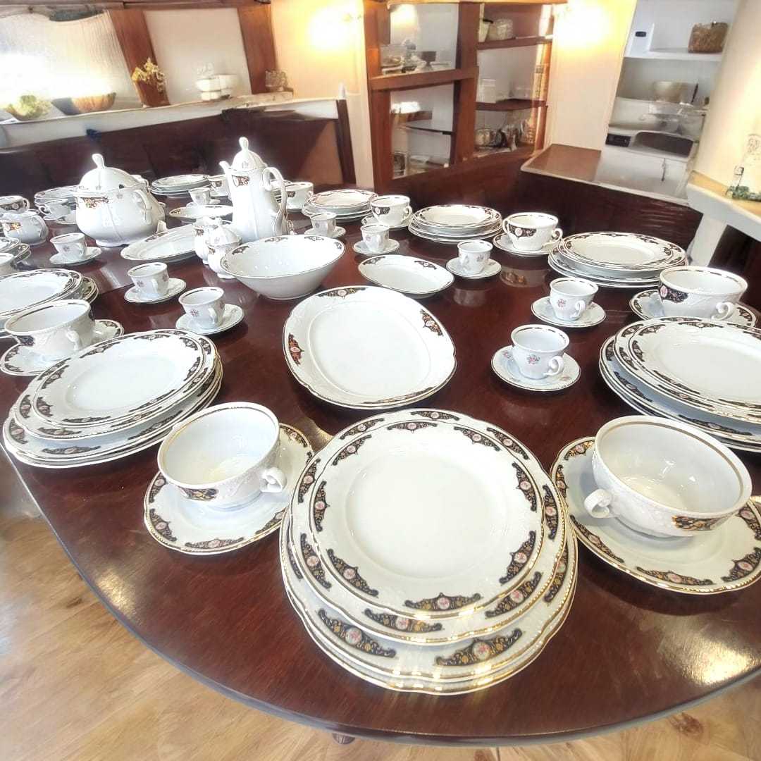 Vajilla de Bavaria, porcelana alemana – Juego completo de 107 piezas con platos, tazas y bandejas decoradas sobre mesa de madera. Ideal para decoración de cocina.