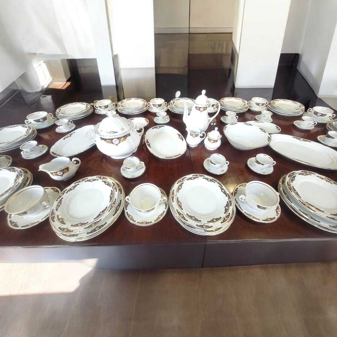 Vajilla de Bavaria, porcelana alemana – Juego completo de 107 piezas con platos, tazas, bandejas y teteras sobre mesa de madera oscura. Ideal para decoración de cocina elegante.