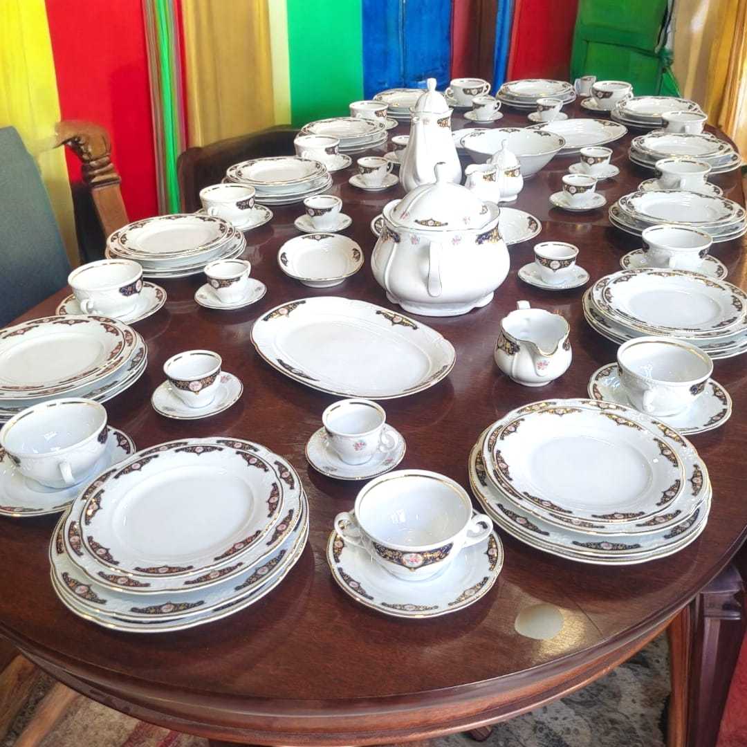 Vajilla de Bavaria, porcelana alemana – Juego completo de 107 piezas con platos, tazas y bandejas sobre mesa de madera. Ideal para decoración elegante.