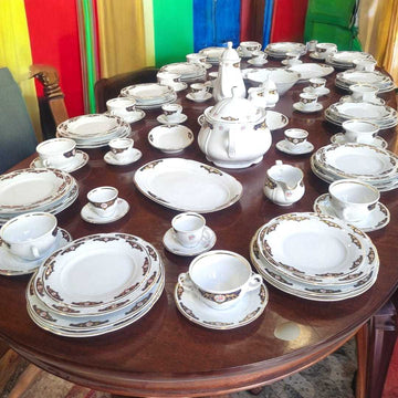Vajilla de Bavaria, porcelana alemana – Juego completo de 107 piezas con platos, tazas y bandejas sobre mesa de madera. Ideal para decoración elegante.
