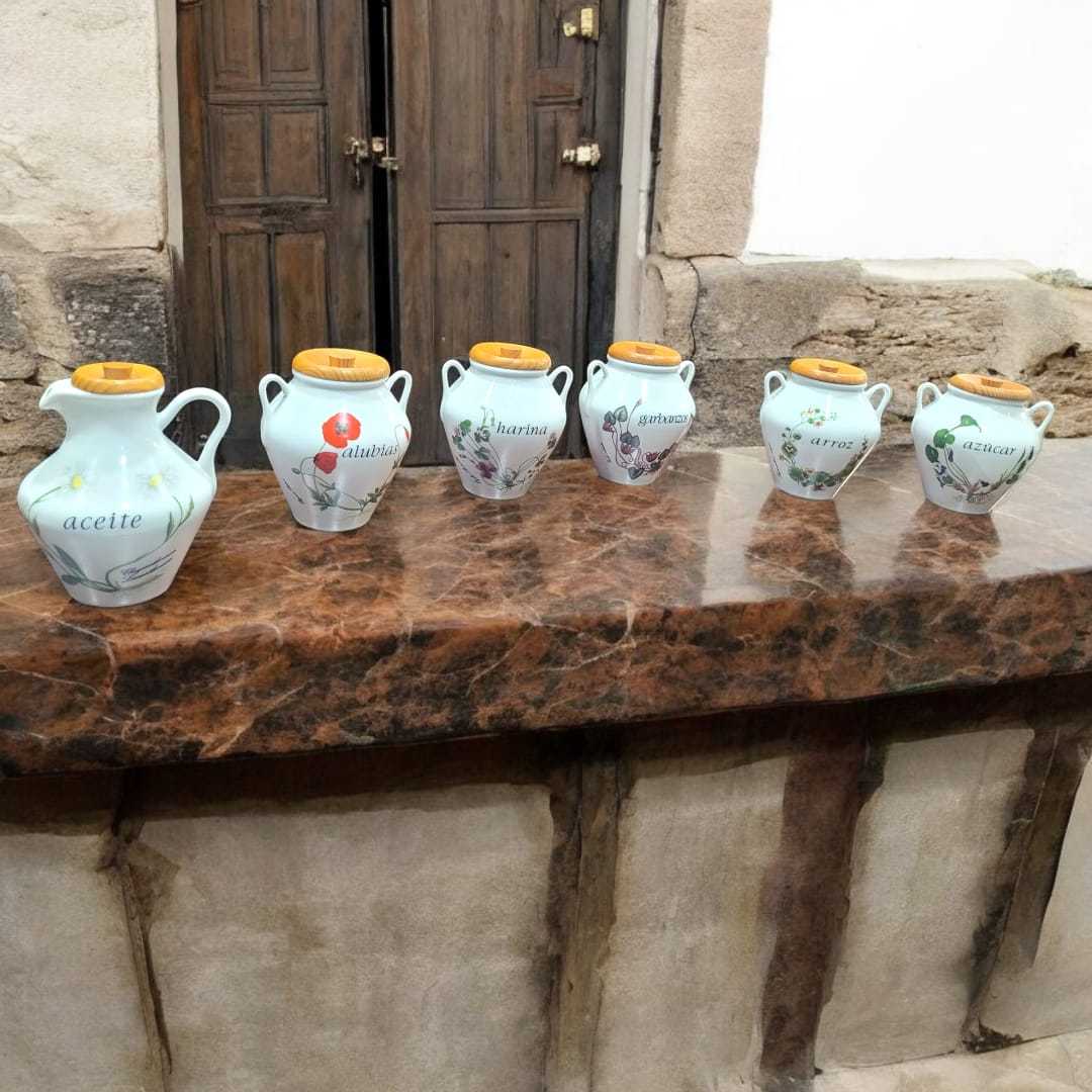 Juego de jarras de porcelana vintage, funcional y decorativo con tapas de madera, ideal para almacenar aceite, especias y alimentos secos.
