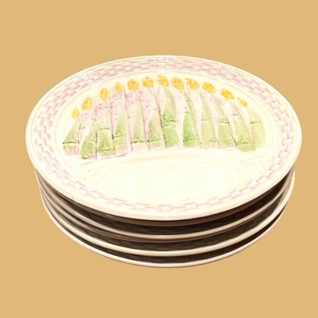 Presentación de un plato de espárragos servido sobre la porcelana exclusiva.
