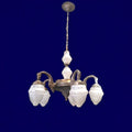 Lámpara antigua de 5 brazos con cabezales de cristal en acabado metálico dorado, ideal para decoración clásica de interiores. Perfecta para colgar en techos altos.
