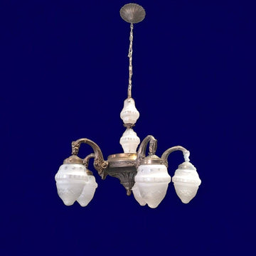 Lámpara antigua de 5 brazos con cabezales de cristal en acabado metálico dorado, ideal para decoración clásica de interiores. Perfecta para colgar en techos altos.