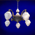 Lámpara colgante antigua de 5 brazos con tulipas de cristal opalino, estilo vintage para decoración de hogar elegante. Añade luz suave y carácter al ambiente.