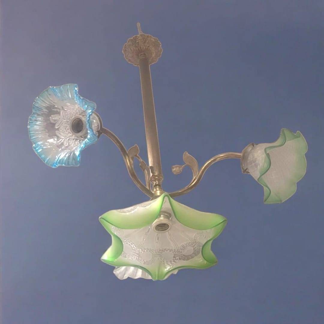 Lámpara de techo vintage con 4 tulipas de cristal, una central con tonos rosados y verdes. Diseño en metal dorado ideal para decoración retro.
