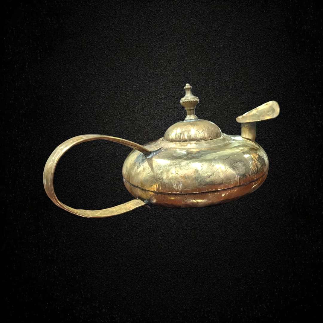 Detalle del asa y boquilla de lámpara estilo oriental.