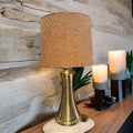 La lámpara de mesa escultural estilo Maison Charles es una pieza decorativa que combina elegancia, diseño artístico y un acabado dorado que resalta cualquier ambiente.