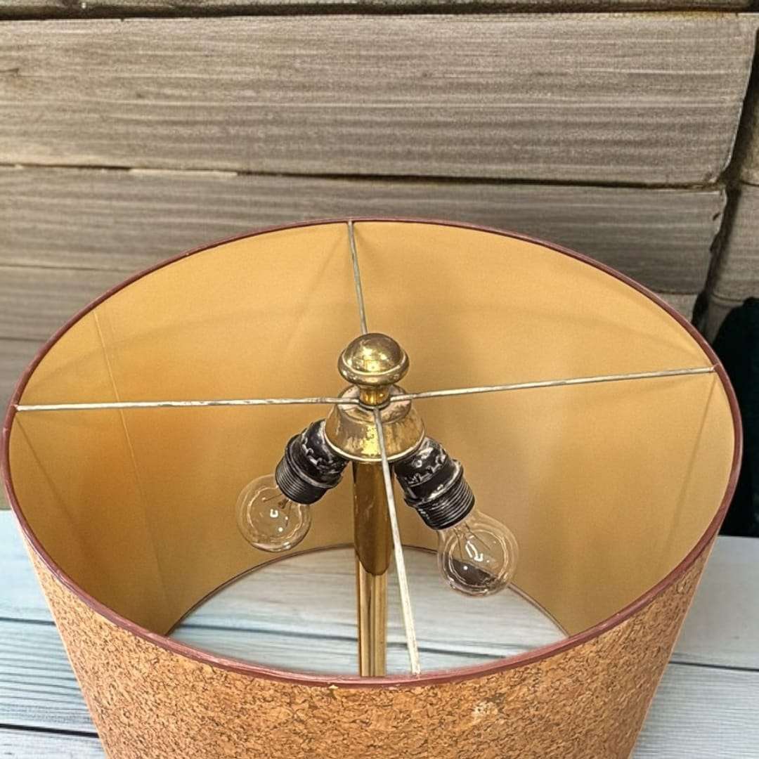 La lámpara de mesa escultural estilo Maison Charles es una pieza decorativa que combina elegancia, diseño artístico y un acabado dorado que resalta cualquier ambiente.