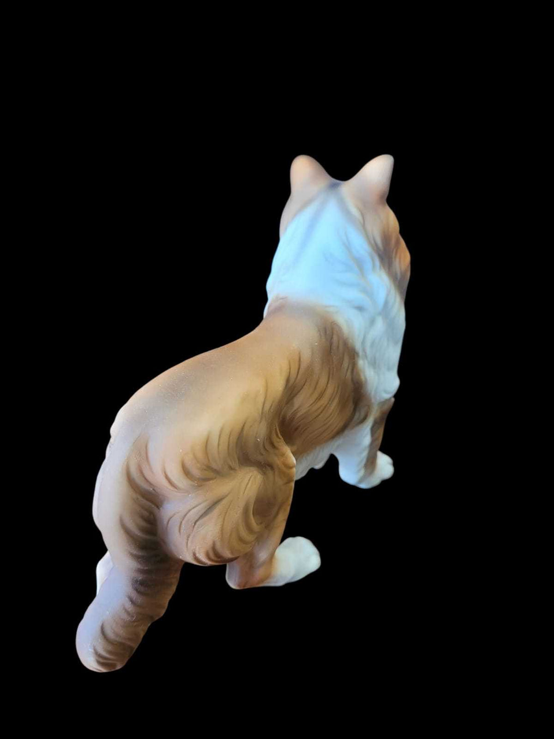 Figura de perro Collie en porcelana color galleta vintage, vista frontal lateral. Decoración retro ideal para coleccionistas de figuras biscuit.