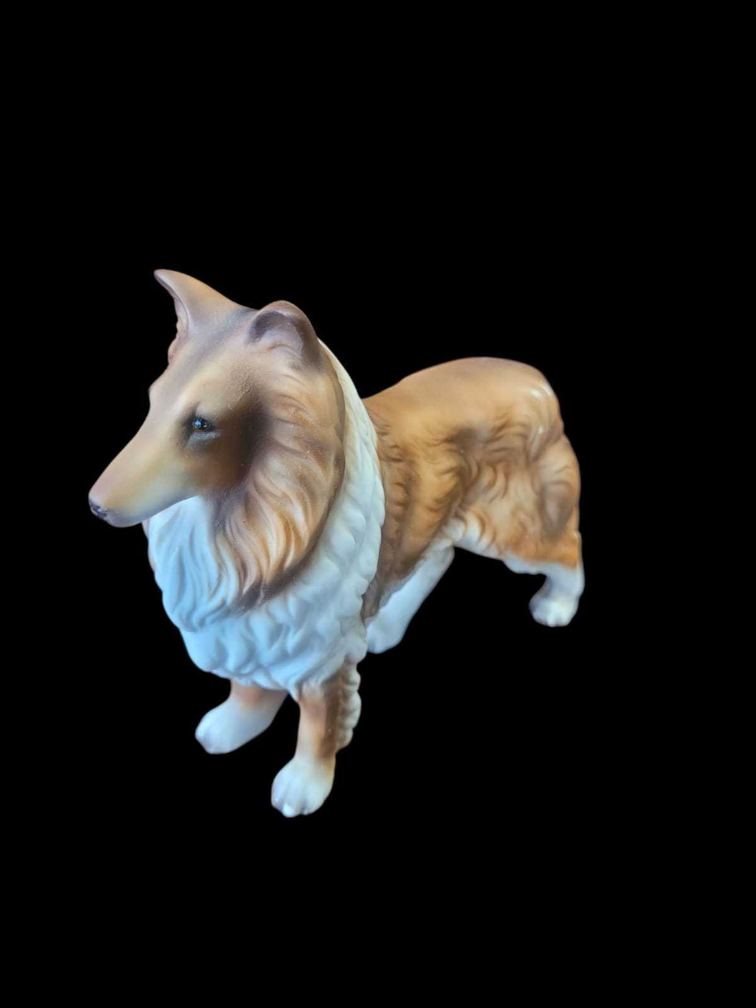Figura de perro Collie en porcelana color galleta vintage, vista frontal lateral. Decoración retro ideal para coleccionistas de figuras biscuit.