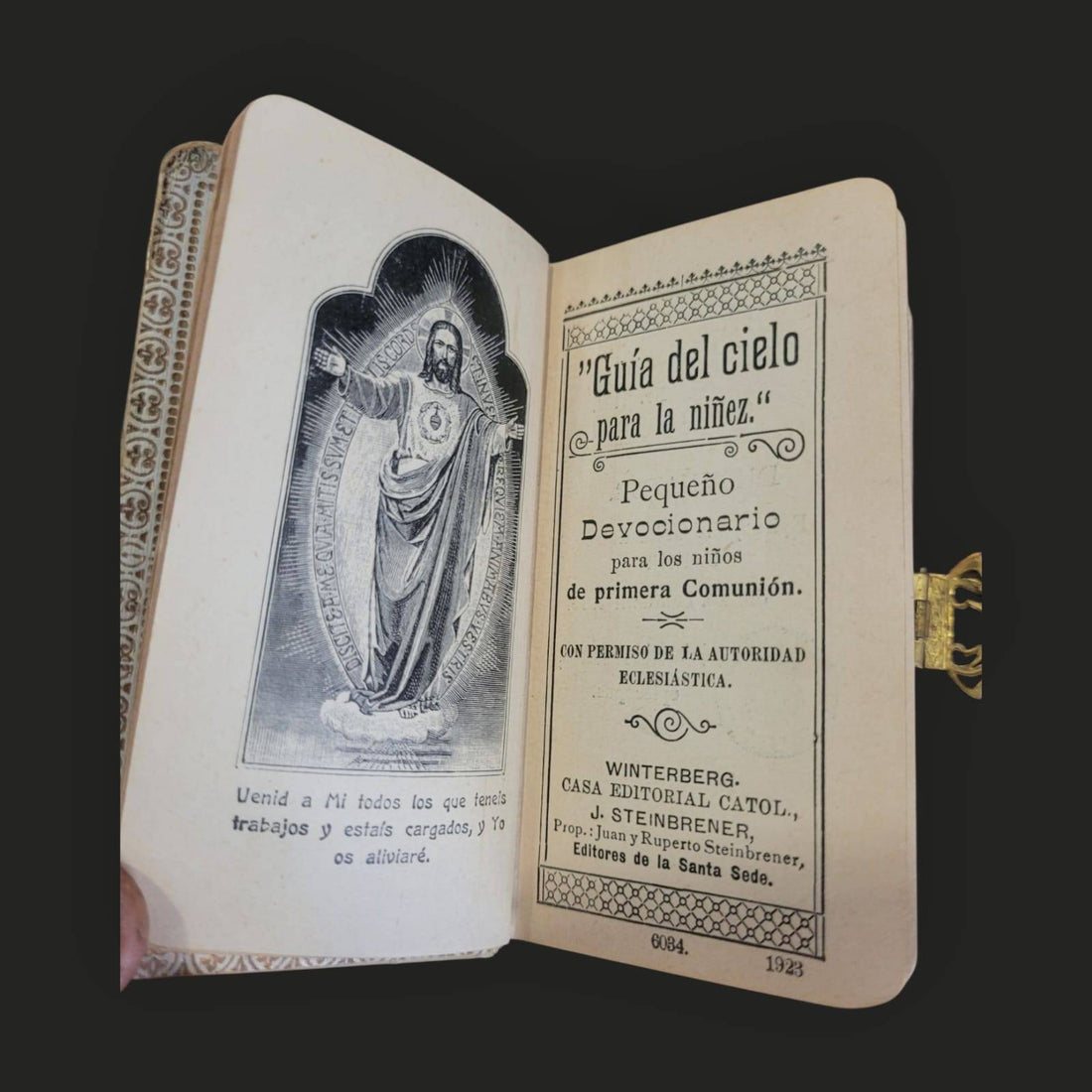 Libro Primera Comunión nácar ilustrado con imagen religiosa en portada, pieza decorativa única para colecciones espirituales.