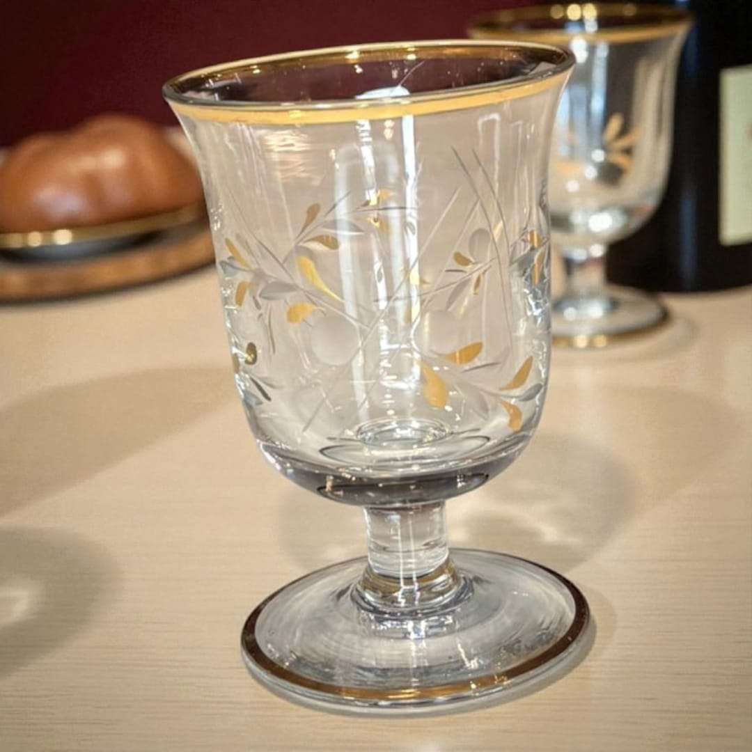 Ideal para servir licores, recibir invitados o lucir como elemento decorativo, esta Licorera aporta un toque exclusivo y sofisticado a cualquier ambiente.
