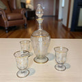 Ideal para servir licores, recibir invitados o lucir como elemento decorativo, esta Licorera aporta un toque exclusivo y sofisticado a cualquier ambiente.