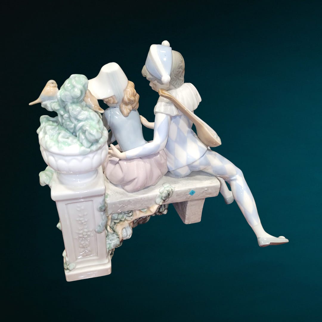 Vista trasera de la figura de porcelana NAO LLADRÓ 'Amor precioso', mostrando detalles artesanales y diseño exclusivo. Pieza única para amantes de la porcelana.
