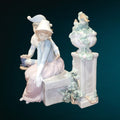 Figura de porcelana NAO LLADRÓ 'Amor precioso' con pareja romántica y detalles florales. Diseño artesanal ideal para decoración sofisticada y coleccionistas.