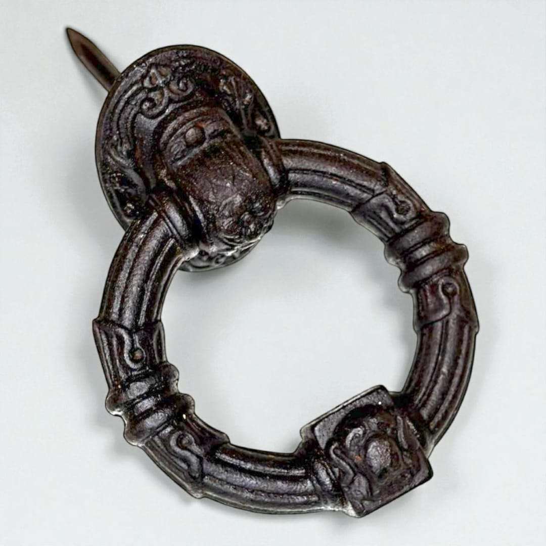 Primer plano de la Aldaba Llamador de Argolla del Siglo XVIII en hierro forjado.
