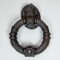 Imagen frontal de la argolla histórica con detalles ornamentales completos.