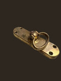Este pestillo de ventaja de metal dorado destaca por su diseño clásico, su resistencia y su estética atemporal, ideal para restauraciones, decoración rústica o proyectos con carácter histórico.
