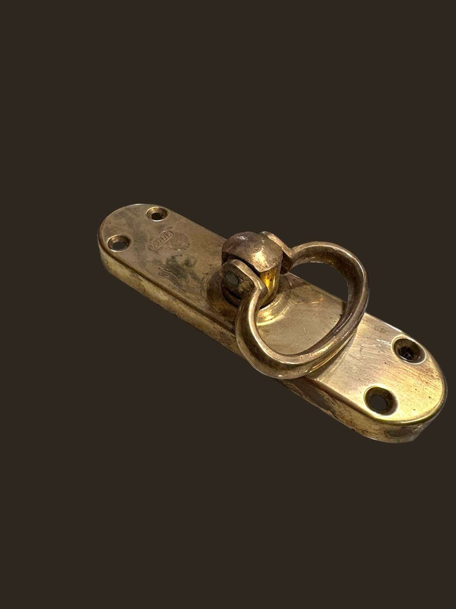 Este pestillo de ventaja de metal dorado destaca por su diseño clásico, su resistencia y su estética atemporal, ideal para restauraciones, decoración rústica o proyectos con carácter histórico.
