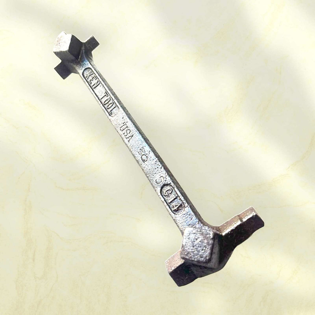 Imagen frontal de la llave Ken Tool G14 con cabezales cuadrados cruzados.