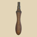Mango de sierra de carpintería antiguo de madera y metal con diseño ergonómico. Ideal para decoración vintage en espacios de carpintería o taller.