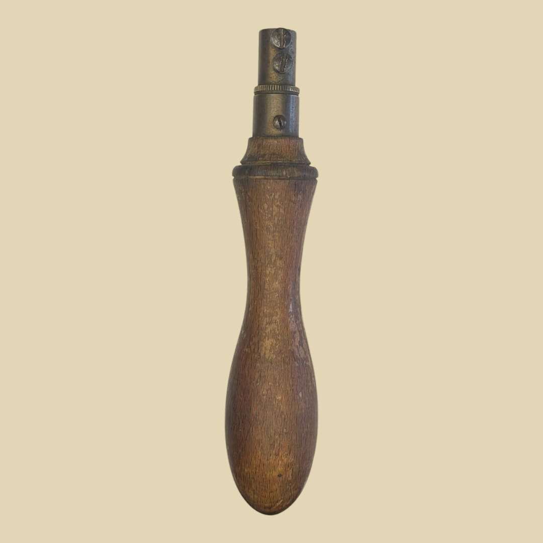Mango de sierra de carpintería antiguo de madera y metal con diseño ergonómico. Ideal para decoración vintage en espacios de carpintería o taller.