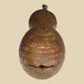 Mango de sierra de carpintería antiguo de madera y metal con acabado desgastado, ideal para decoración vintage en hogar o taller.