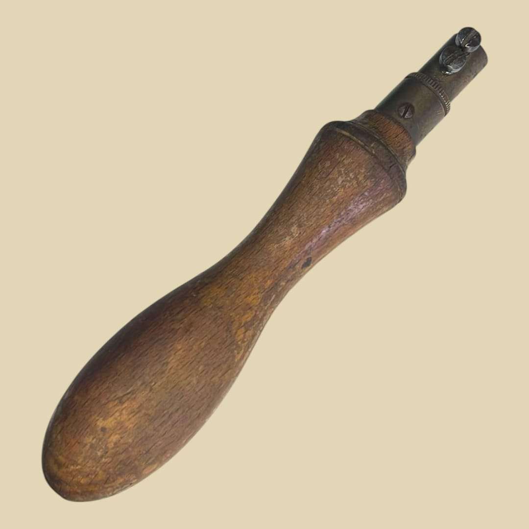Mango de sierra de carpintería antiguo de madera y metal con diseño ergonómico. Ideal para decoración vintage en talleres o espacios rústicos.