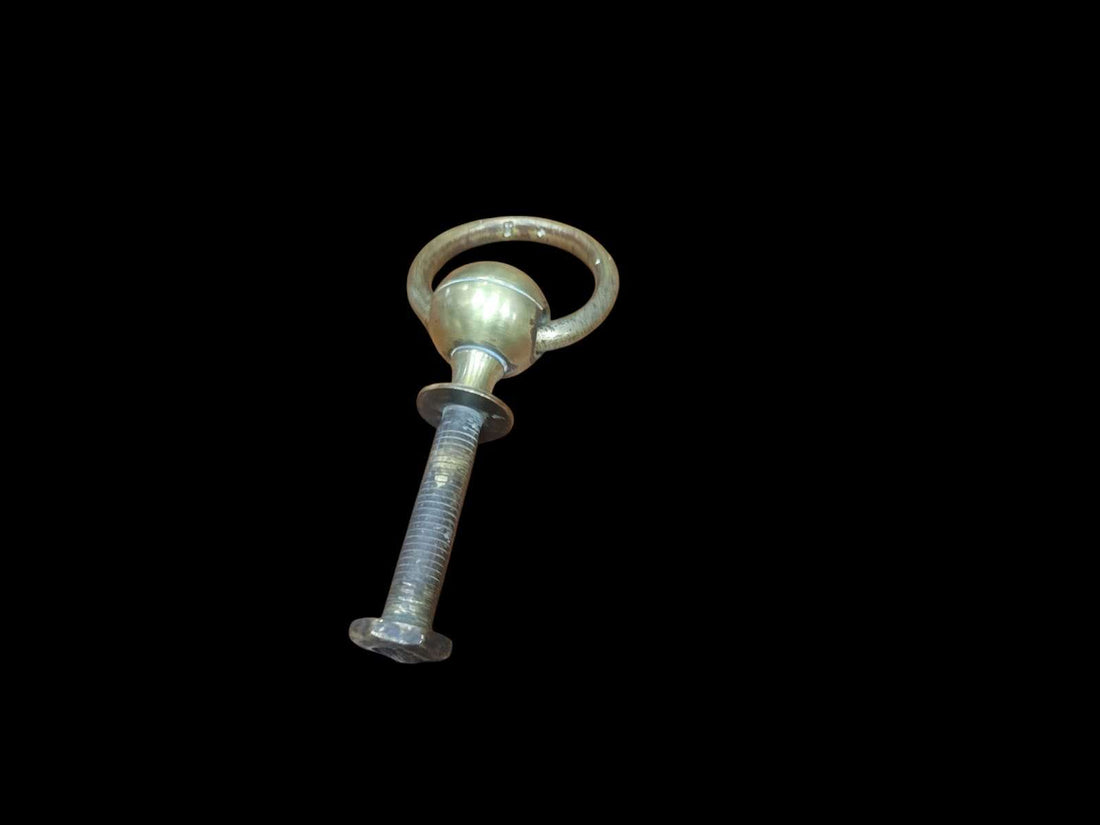 Argolla tirador de puerta antigua de bronce vista superior, detalle del anillo.
