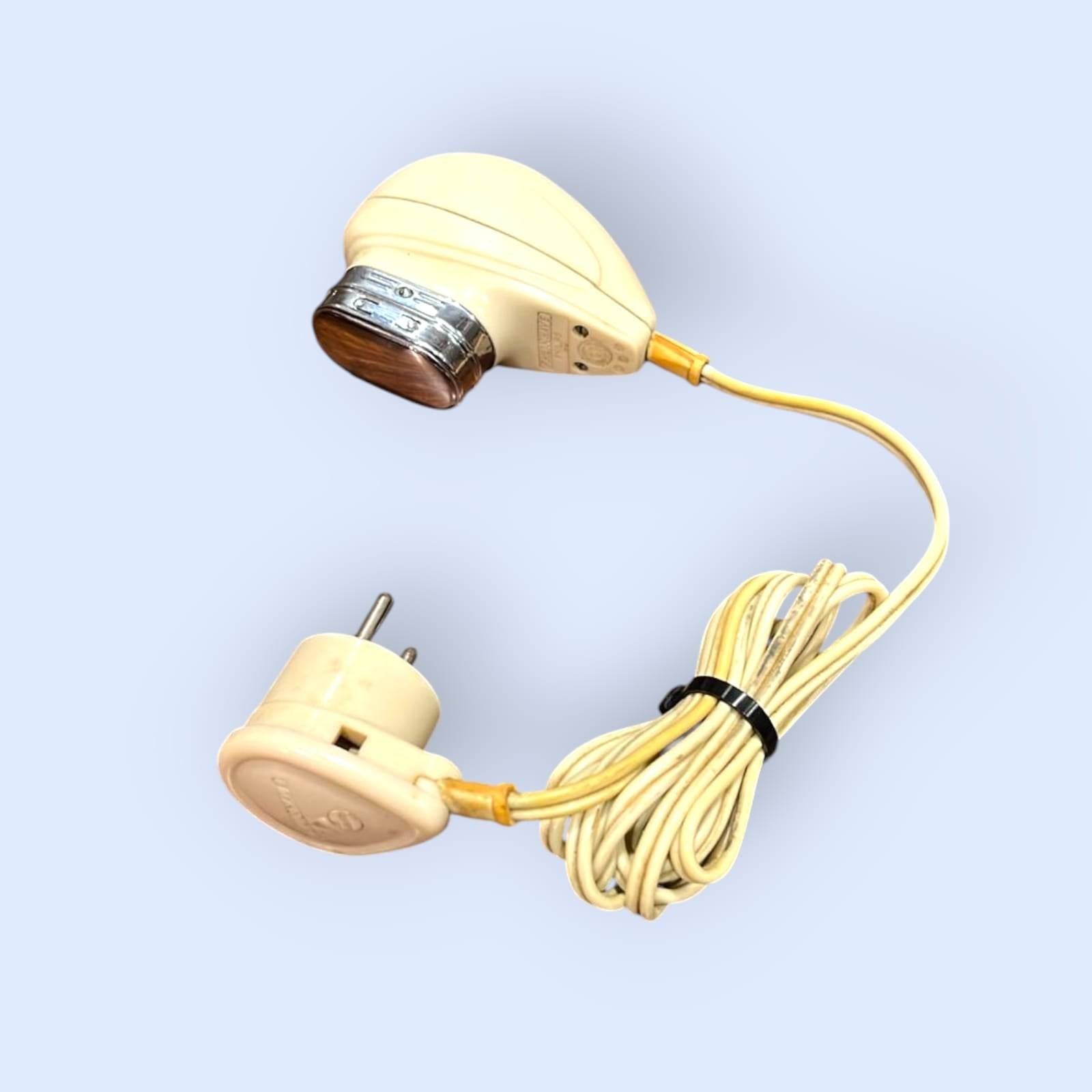 Maquinilla PHILISHAVE de PHILIPS antigua con cable enrollado y cabezal metálico, perfecta para decoración retro o colección.