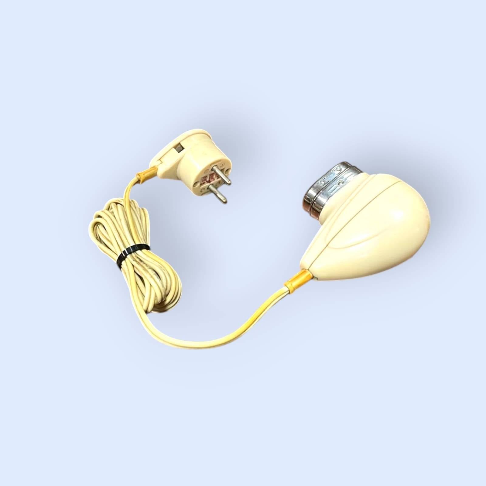 Maquinilla de afeitar eléctrica PHILISHAVE de PHILIPS en color crema con enchufe europeo y diseño clásico, pieza de colección.