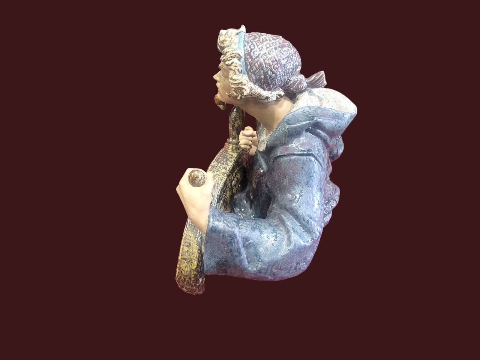 Vista posterior de la figura Lladró "Timonel" con detalles del pañuelo y la chaqueta