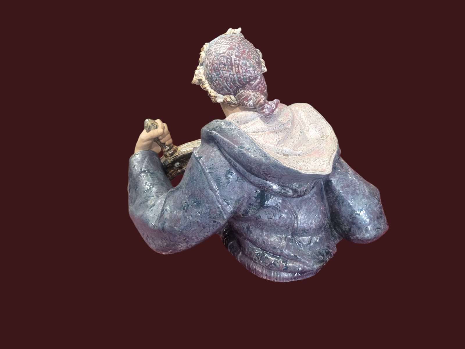 Figura decorativa Lladró "Timonel" en tonos oceánicos y terrosos sobre fondo neutro