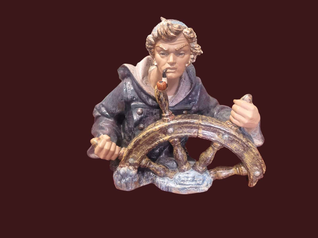 Figura Lladró "Timonel" mostrando al marinero al timón con pipa

