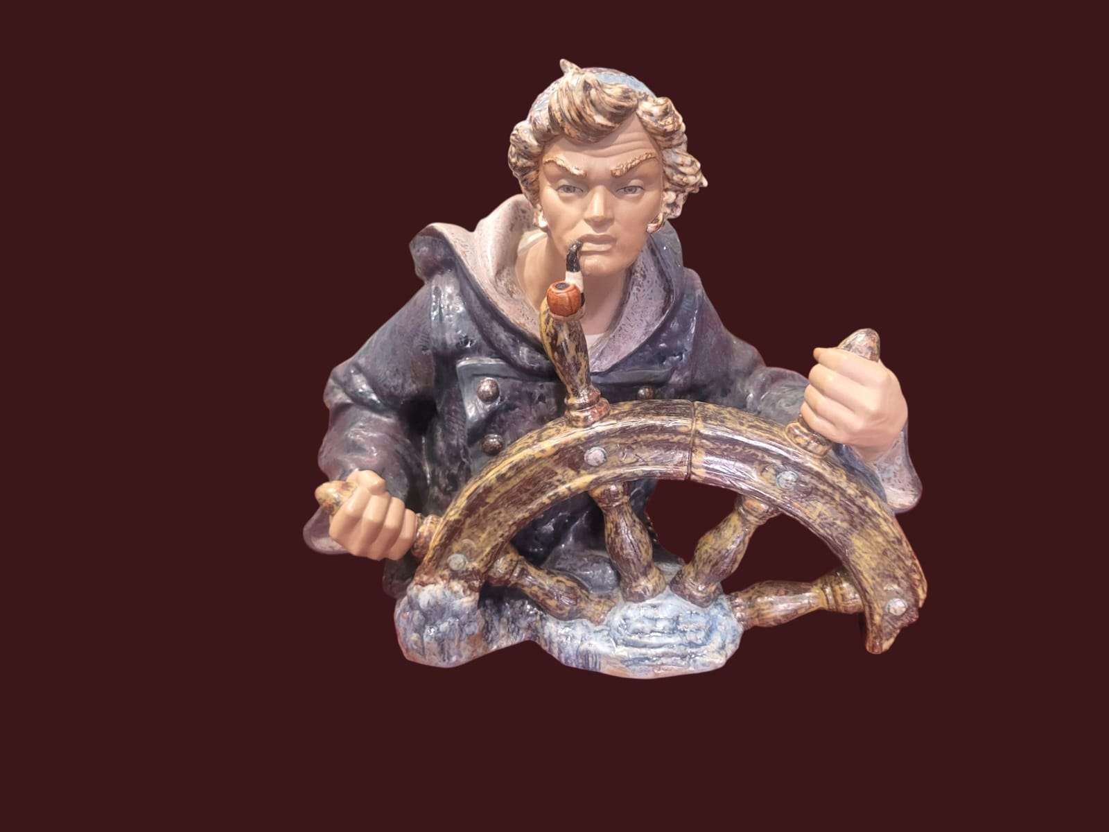 Figura Lladró "Timonel" mostrando al marinero al timón con pipa

