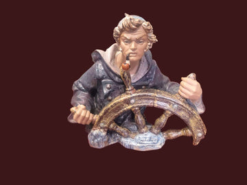 Figura Lladró "Timonel" mostrando al marinero al timón con pipa

