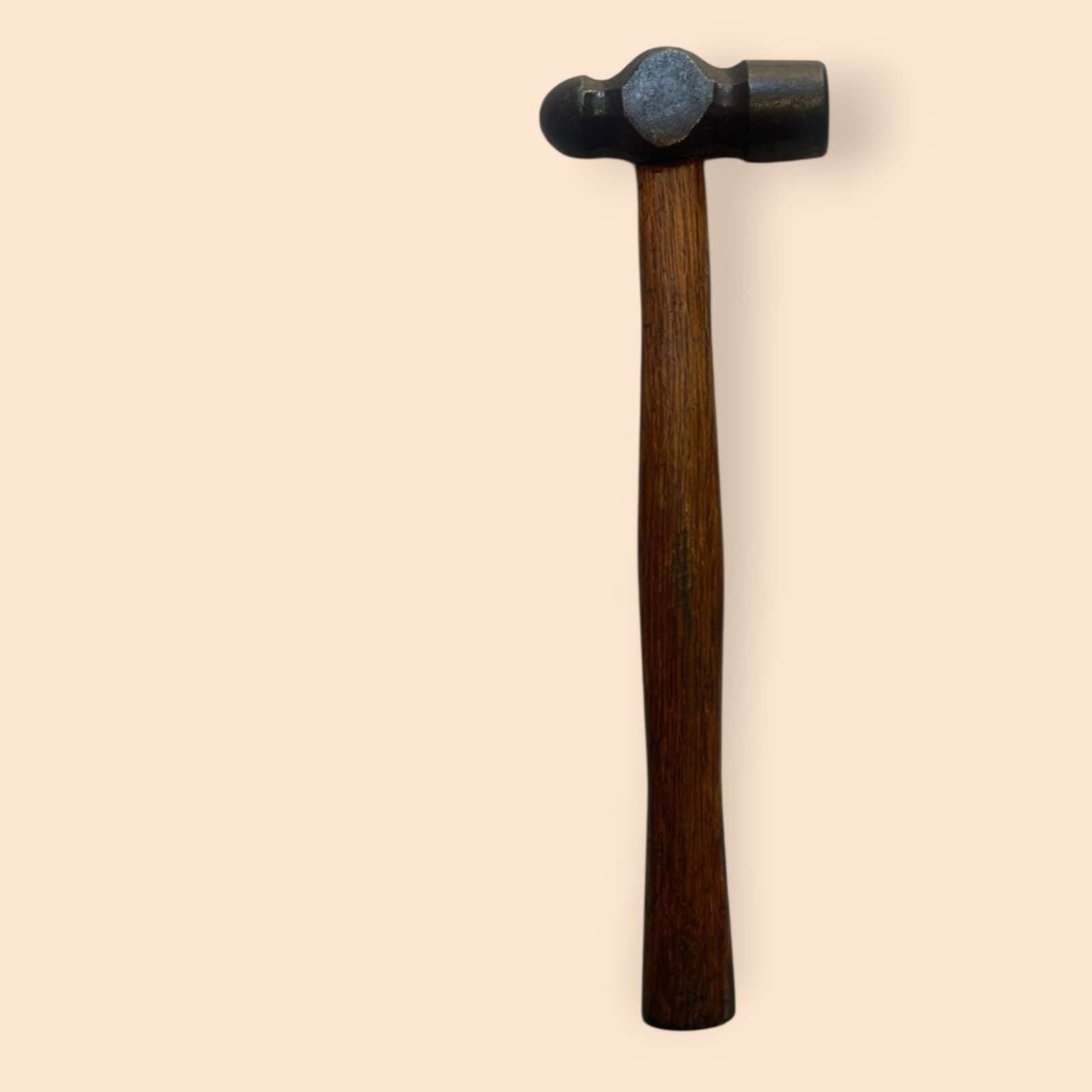 Martillo de bola en posición vertical, mostrando simetría de la cabeza.