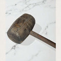 Detalle de la cabeza del mazo de madera antiguo con desgaste natural.