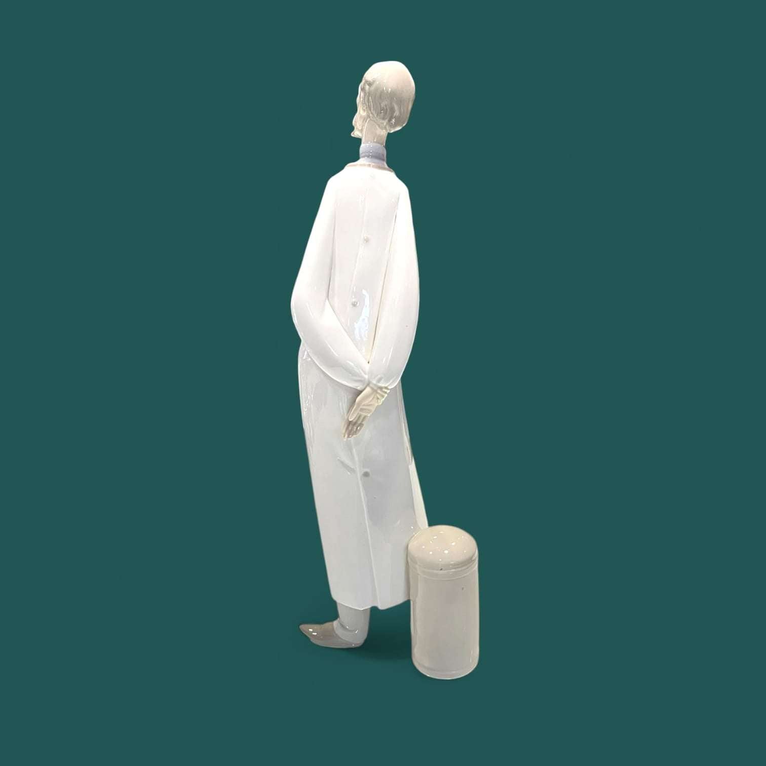 Vista trasera de la figura Médico Lladró de porcelana, mostrando detalles finos en la bata y postura elegante. Decoración de lujo para el hogar.