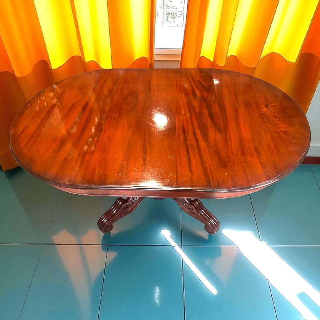 Vista superior de mesa comedor de caoba antigua con acabado pulido, perfecta para comedores clásicos o espacios decorativos refinados.