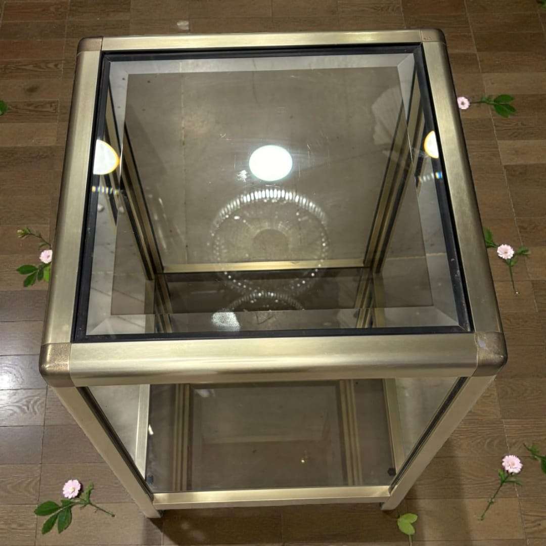 Al observarla en detalle, se aprecia cómo el dorado mantiene un acabado uniforme y elegante, mientras el cristal añade luminosidad y profundidad. 