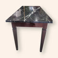 Mesa auxiliar de madera con elegante tapa de mármol negro, ideal para decoración de interiores clásicos o modernos. Acabado pulido y patas talladas.