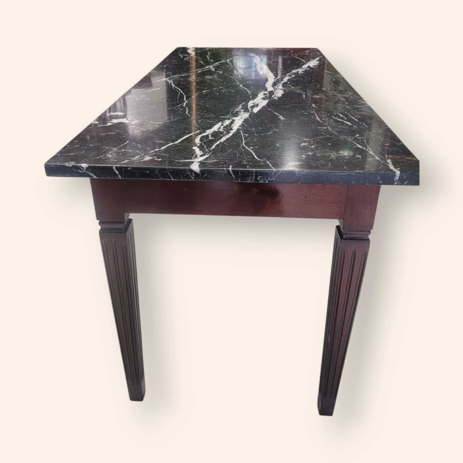 Mesa auxiliar de madera con elegante tapa de mármol negro, ideal para decoración de interiores clásicos o modernos. Acabado pulido y patas talladas.