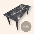 Mesa auxiliar de madera con elegante tapa de mármol negro rectangular, patas talladas y diseño clásico. Ideal para decoración de interiores.