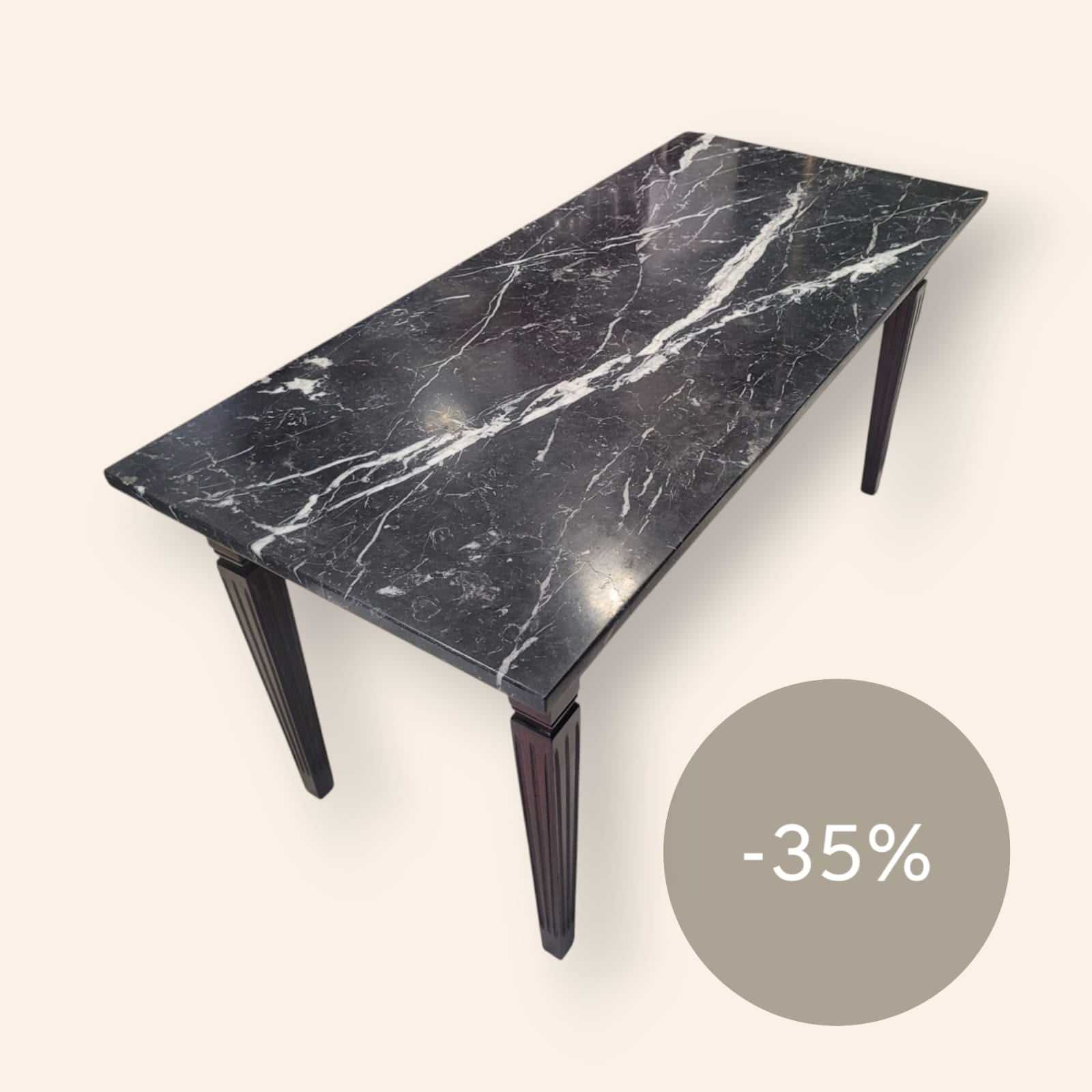 Mesa auxiliar de madera con elegante tapa de mármol negro rectangular, patas talladas y diseño clásico. Ideal para decoración de interiores.