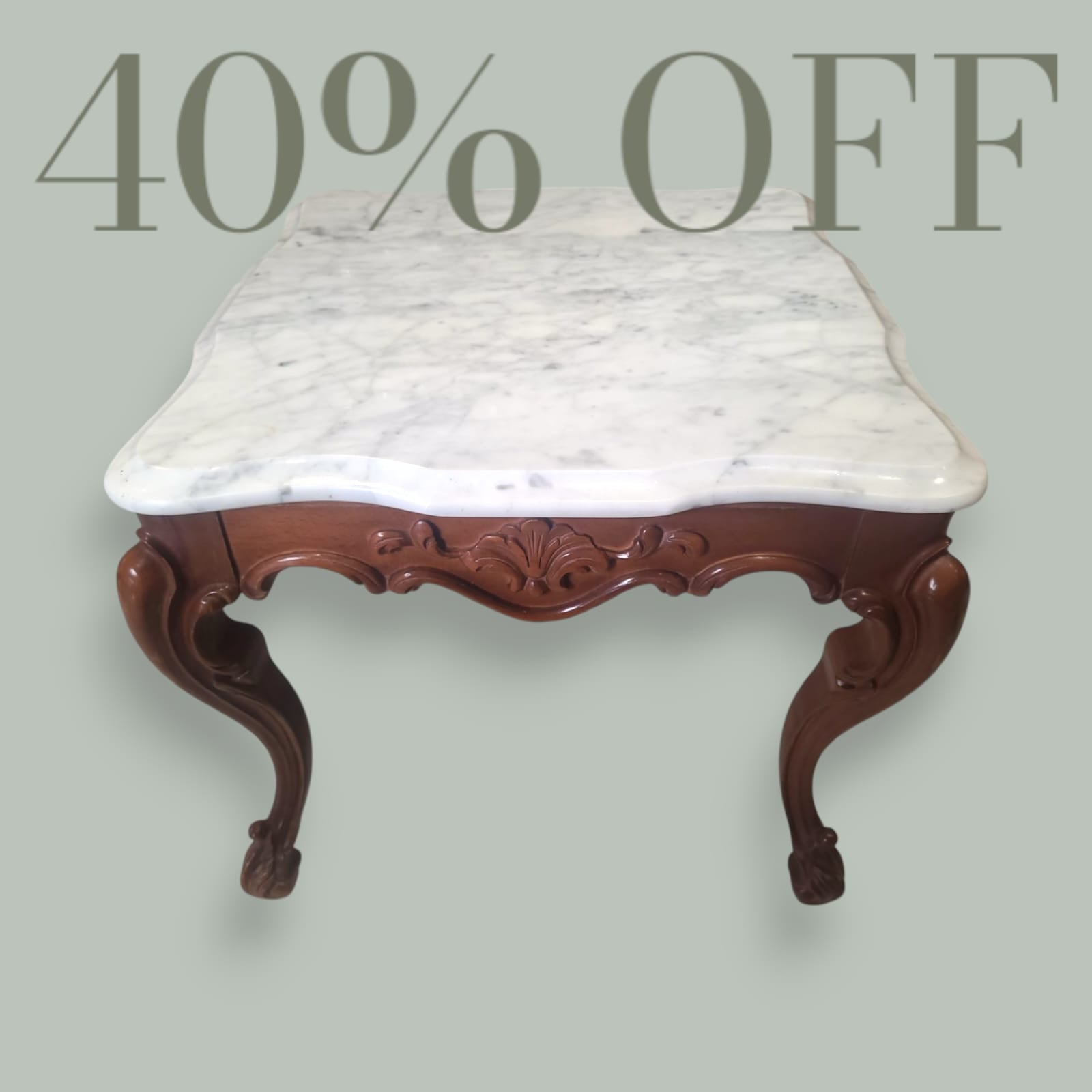 Primer plano de la mesa baja con tapa de mármol : La combinación perfecta de madera tallada y mármol blanco de alta calidad. ¡40% de descuento por tiempo limitado! 🏛️💎