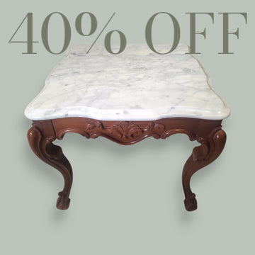 Primer plano de la mesa baja con tapa de mármol : La combinación perfecta de madera tallada y mármol blanco de alta calidad. ¡40% de descuento por tiempo limitado! 🏛️💎