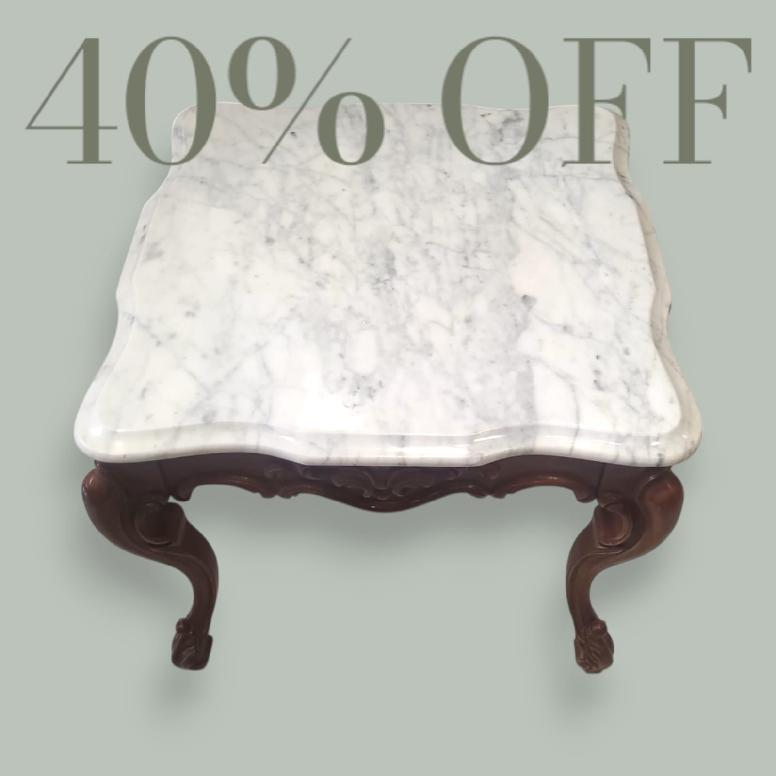 Vista lateral de la mesa baja con detalles tallados : Un diseño artesanal con patas curvas que evocan la elegancia de los muebles antiguos. ¡Oferta exclusiva! 🏡🔥