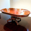 Detalle del pedestal tallado de la mesa comedor de caoba.